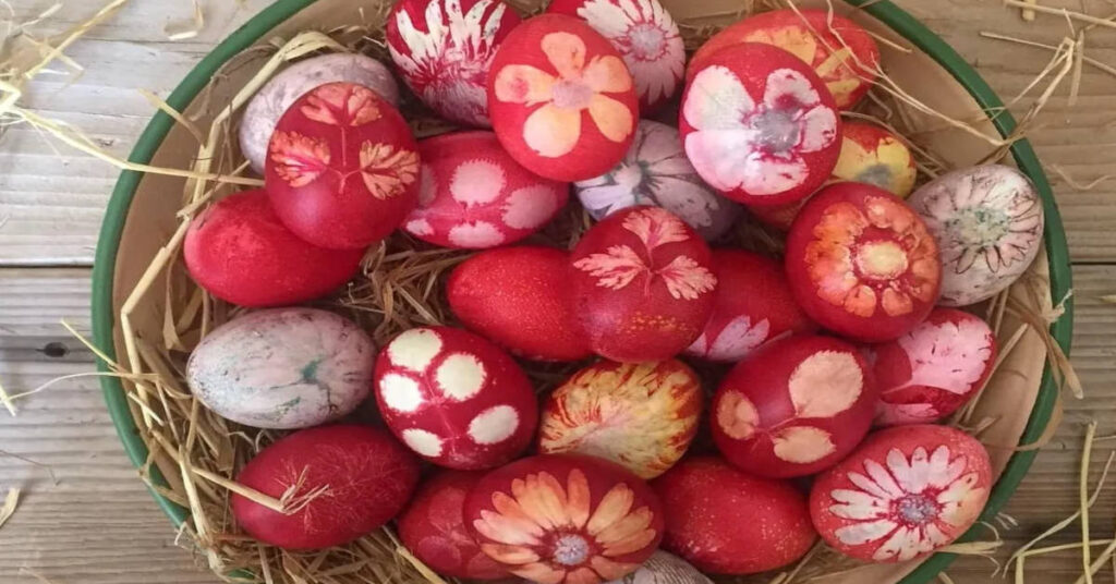 Κόκκινα πασχαλινά αυγά βαμμένα με ριζάρι